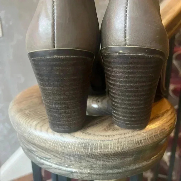 Lucky Brand Embrleigh boot. Worn once. Very good condition size 7. Leather taupe - Picture 6 of 15